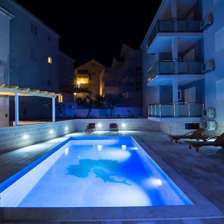 Apartments Sara 3 Bol Luaran gambar
