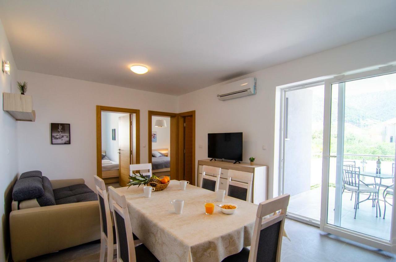Apartments Sara 3 Bol Luaran gambar