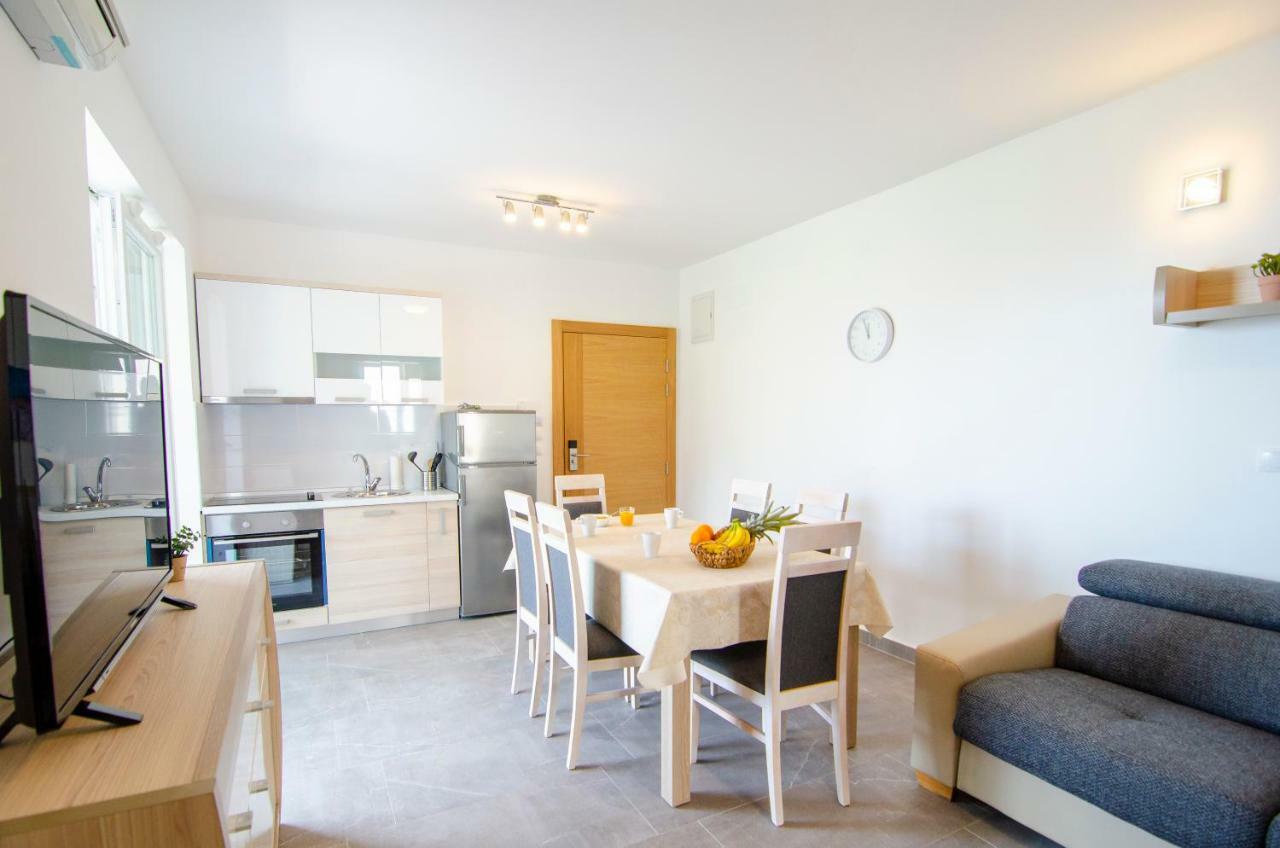 Apartments Sara 3 Bol Luaran gambar