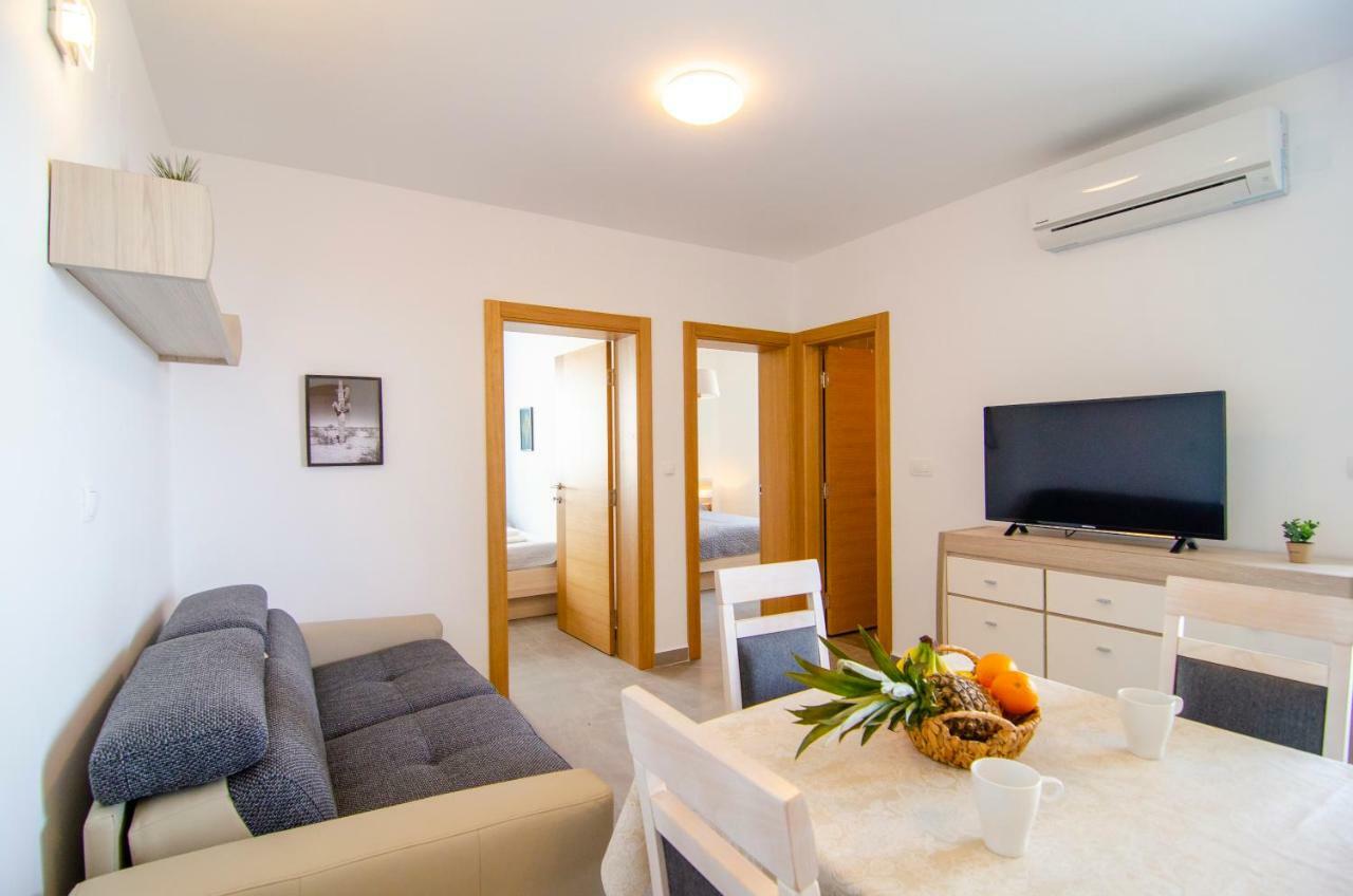 Apartments Sara 3 Bol Luaran gambar
