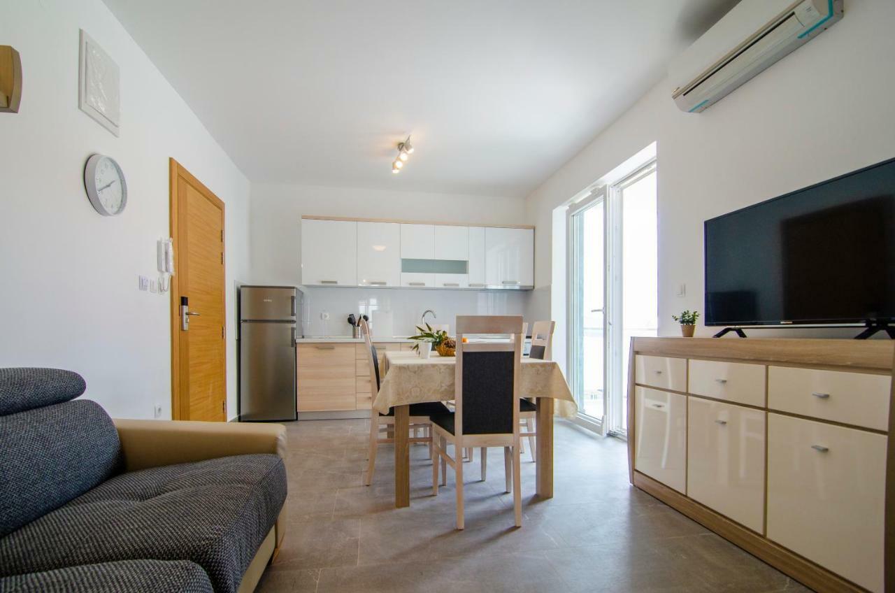 Apartments Sara 3 Bol Luaran gambar