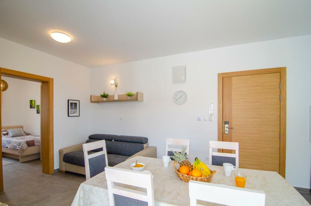 Apartments Sara 3 Bol Luaran gambar