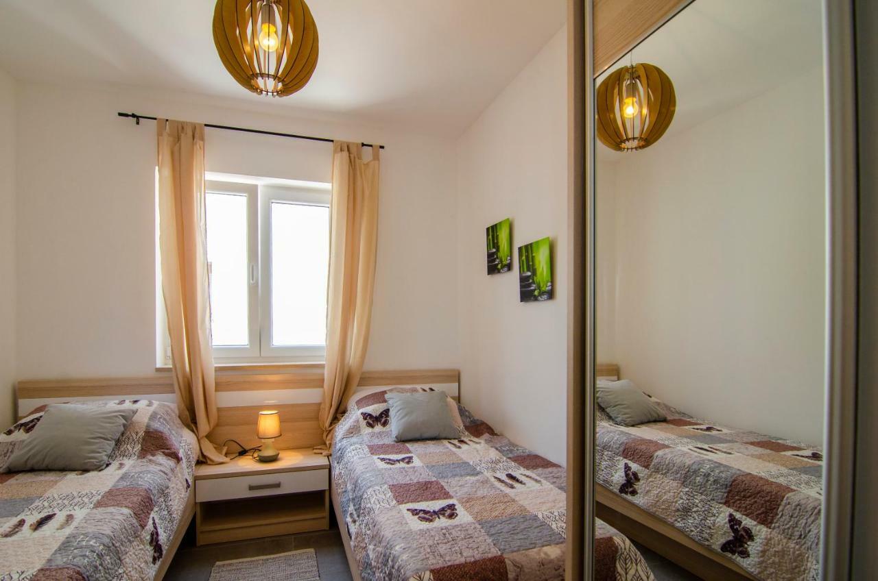 Apartments Sara 3 Bol Luaran gambar